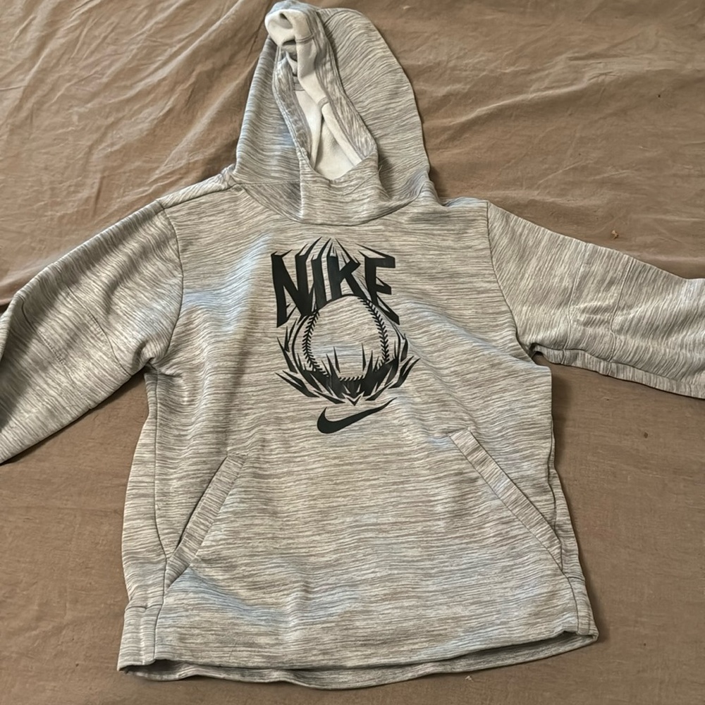 Boys use Nike gray hoodie